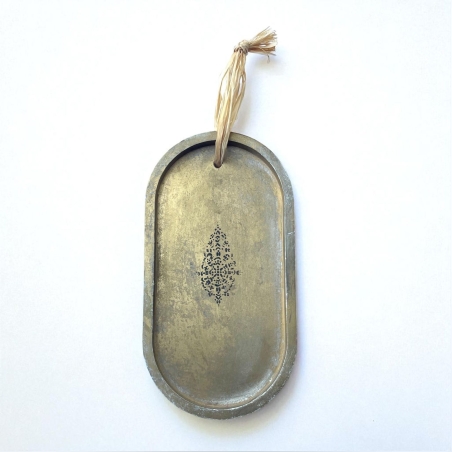 יצירת קיר עשויה מיציקת בטון לבן בעבודת יד