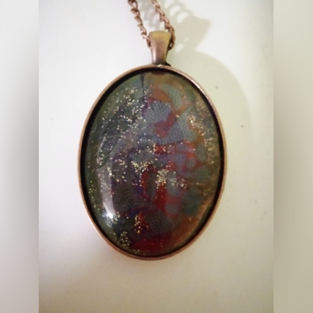 עדליון מתכת וזכוכית אובלי  זכוכית אדום¬ ירוק ושחור עם נצנוצי זהב