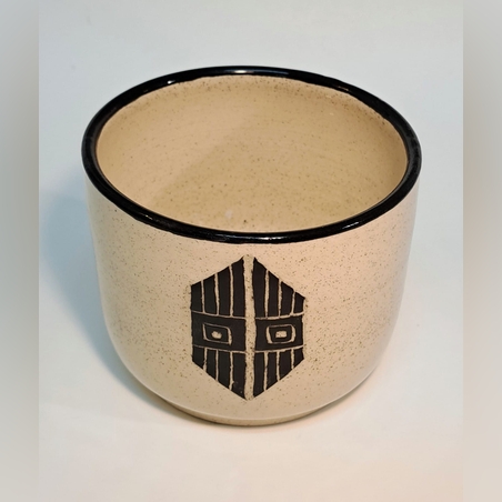 כלי עמוק מחימר לבן מעוטר בסגנון אומנות פרה­קולומביאני