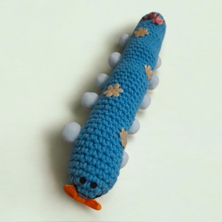 זחל סרוג בעבודת יד בצבע תכלת