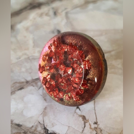 טבעת משרף עם פתיתי מתכת אדומה