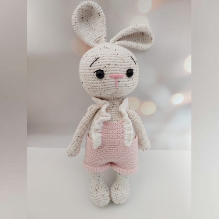 בובת ארנבת באוברול ורוד¬ סרוגה בעבודת יד