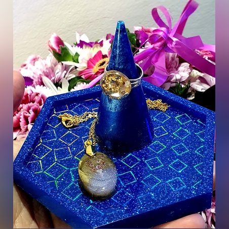 קונוס מחזיק לטבעות בגוון כחול עמוק