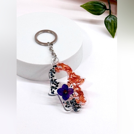 מחזיק מפתחות חמסה מפרחים מיובשים ושרף