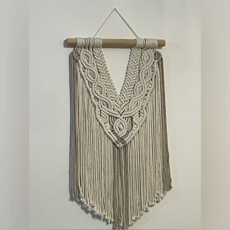 יצירת מקרמה לקיר בעבודת יד בצבע בז' ואפור