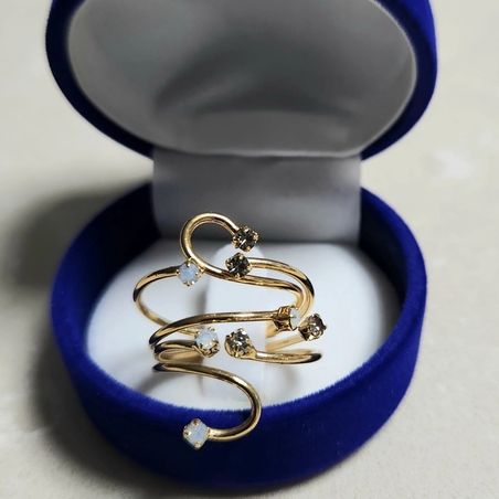 טבעת מתכווננת משובצת קריסטלים