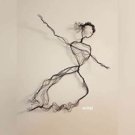 רקדנית בתנועה שזורה מחוטי ברזל