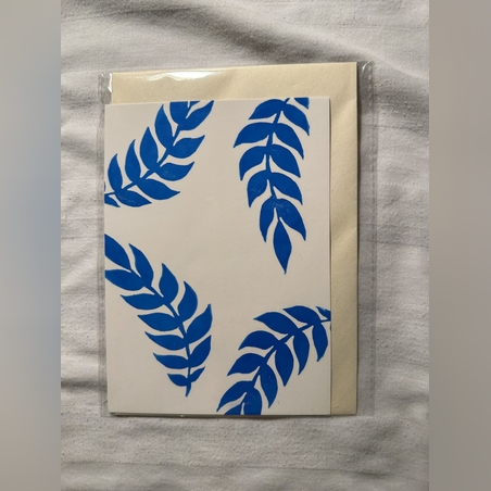 כרטיס ברכה לבן בעיטורי עלים הודפס עם חותמות בעבודת יד