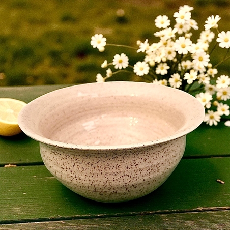 קערה מעוגלת מחימר בעבודת יד