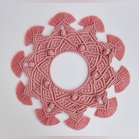 יצירת מקרמה בעבודת יד בצבע ורוד עתיק