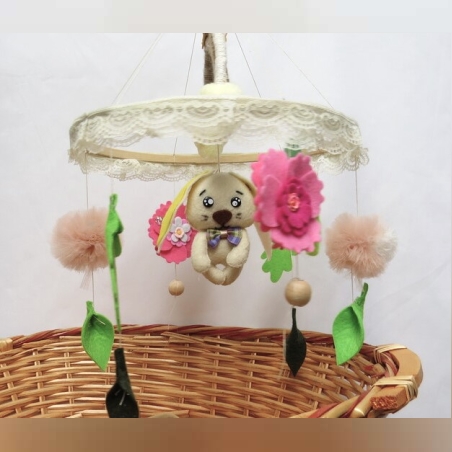 מובייל פרחים וסנאי ססגוני בעבודת יד