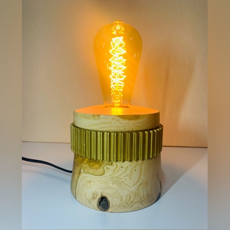 מנורת אוירה מעץ מילה מעוטרת בגלגל שיניים מוזהב בעבודת יד