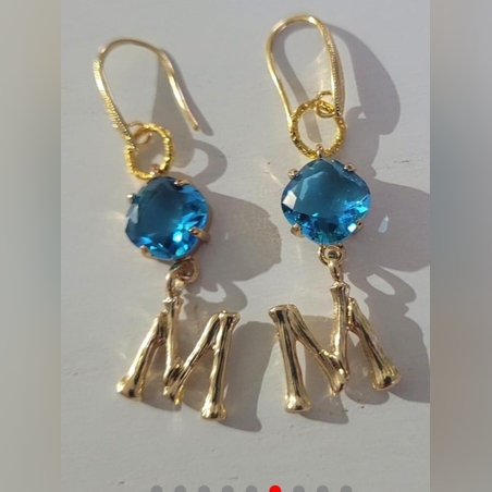 עגילי M מעוצבים