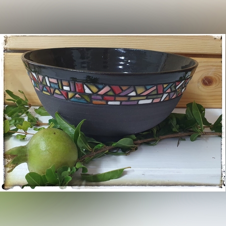 קערת קרמיקה מחימר שחור ועיטור צבעוני