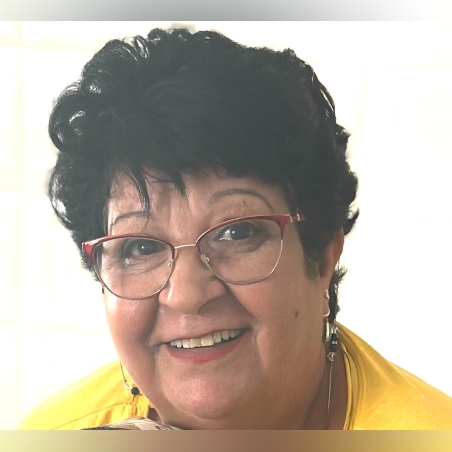 אילנה מאשקלון מפסלת בקרמיקה