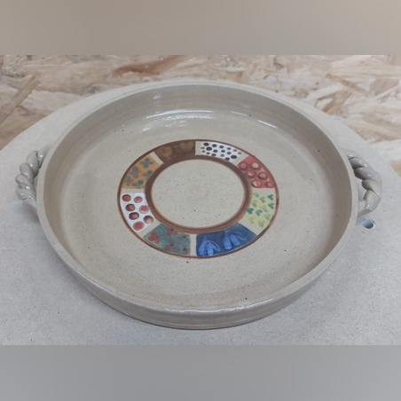 קערת הגשה לבנה מצוירת עם ידיות בעבודת אובניים