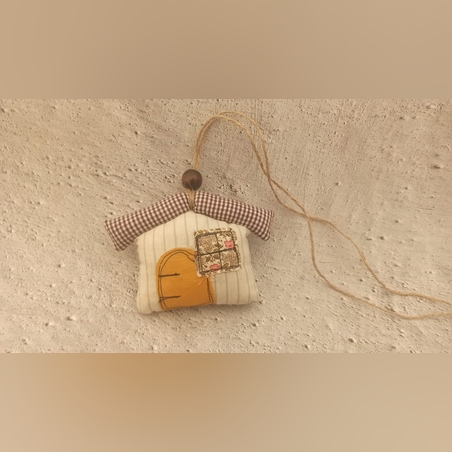 בית בודד תפור מבד במילוי אקרילן עם חרוז עץ