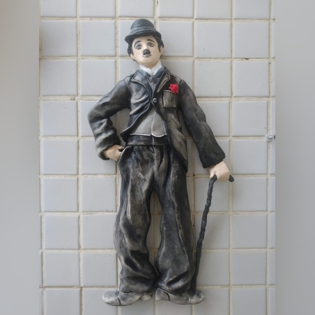 צארלי צאפלין בעבודת יד פיסול קרמי¬ צבעי אקריליק