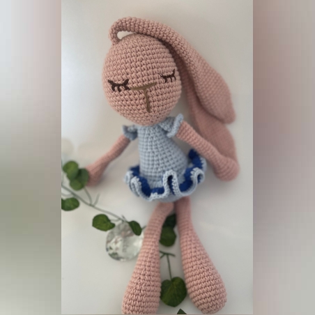 בובת ארנבת מנומנמנת עם אוזניים ארוכות סרוגה בעבודת יד