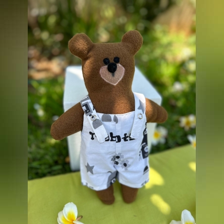 בובת שובי דובי בן לבוש אוברול תפור בעבודת יד