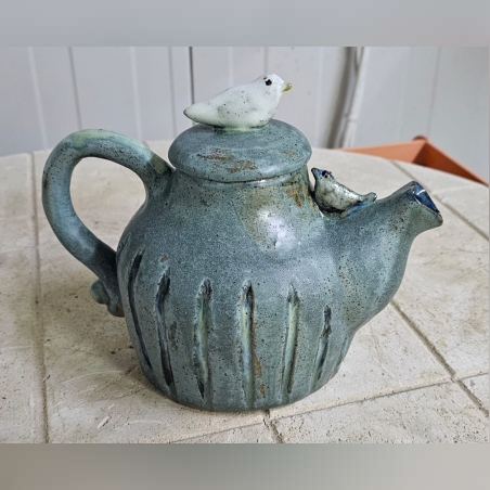 קומקום גדול מקרמיקה מעוטר בציפורים