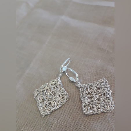 עגיל מעוין סרוג בצבע כסף