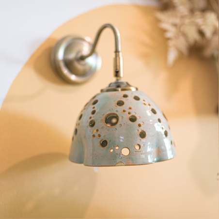 גוף תאורה פרח ירקרק עם חללים צמוד קיר