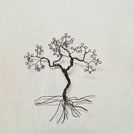 עץ קטן מחוטי ברזל בעבודת יד