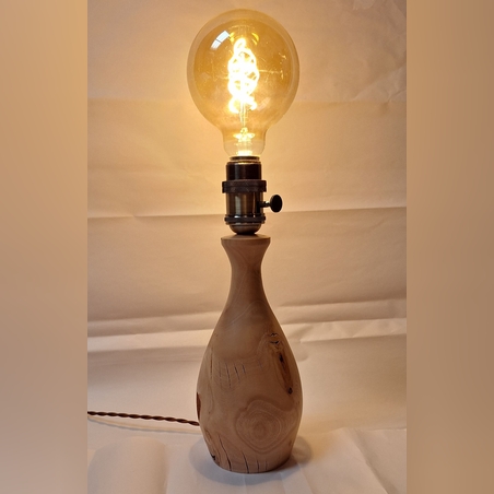 מנורת שולחן מאורכת מעץ מלא בעבודת יד