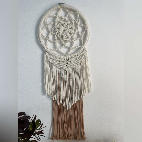 יצירת מקרמה לקיר בעבודת יד בצבעים קרם ומוקה