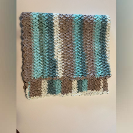 שמיכת עגלה יפייפיה לתינוק.ת בגווני תכלת וחום