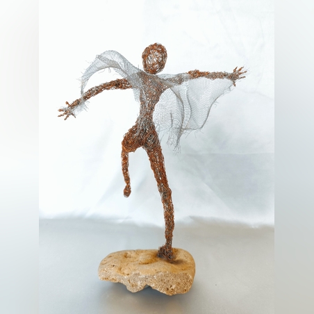 i believe i can fly - פסל עשוי מחוטי מתכת