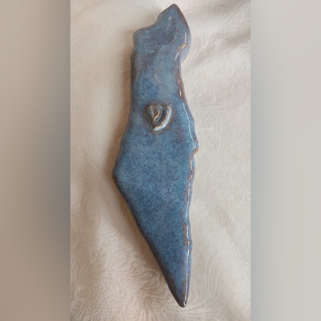 בית מזוזה מקרמיקה בצורה של ארץ ישראל- כחול