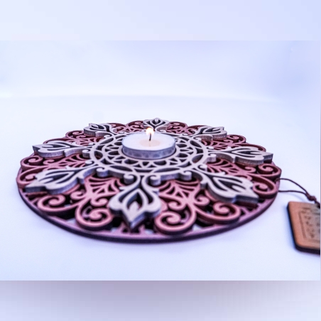 מעמד נרות מעוטר מעץ