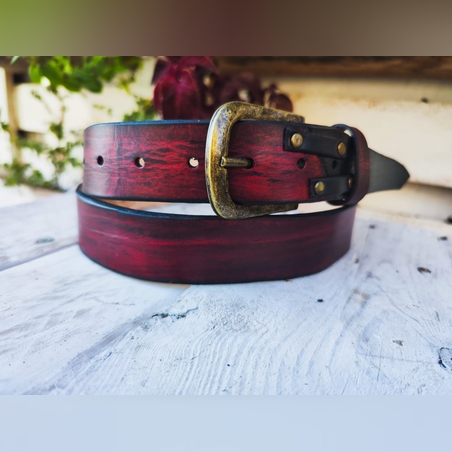 חגורת עור בגוון אדום ושחור בעבודת יד
