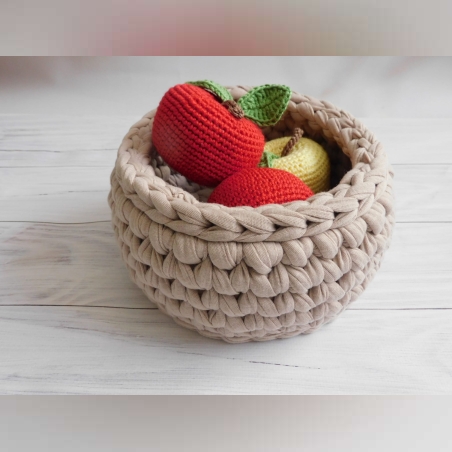 סלסלה סרוגה מחוטי טריקו איכותיים ובתוכה 3 תפוחים