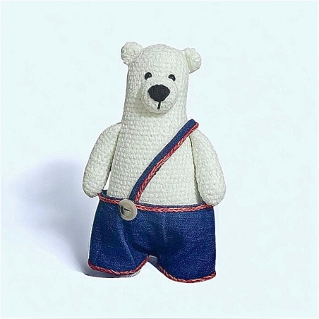 דובי לבן מושלם לבוש מכנסי ג'ינס סרוג בעבודת יד