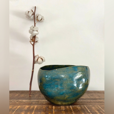 קערית מקומרת מחימר בעבודת יד