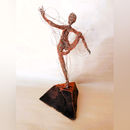 הסתבכתי עם עצמי- פסל מחוטי מתכת בעבודת יד