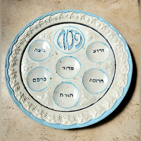 צלחת פסח לבנה ותכלת מבטון