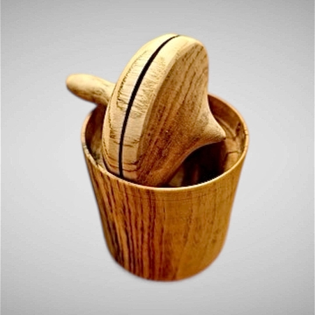 סביבון בתוך קופסא מעץ חרוט בעבודת יד