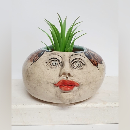 עציץ הבעה הומוריסטי מפוסל בעבודת יד