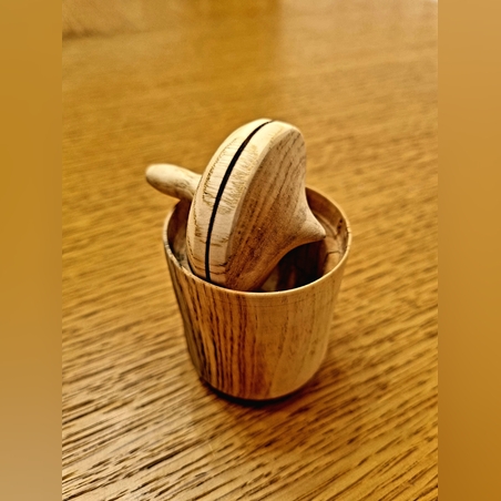 סביבון בתוך קופסא מעץ חרוט בעבודת יד