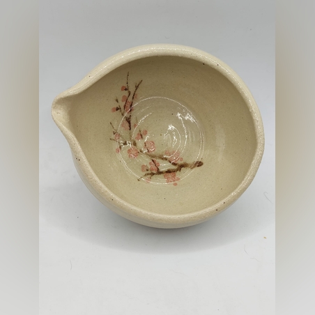 סט של שתי צלחות קטנות עם דוגמאות יפניות של סאקורה פריחת הדובדבן