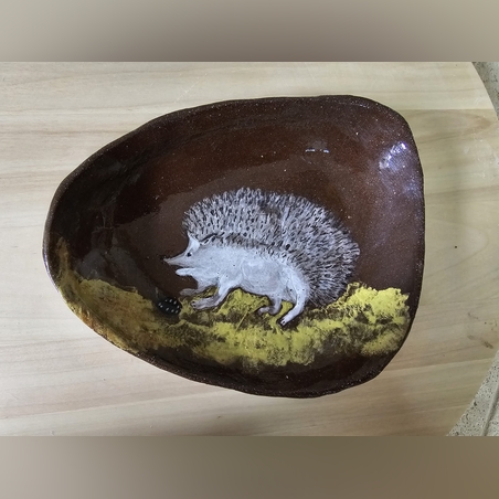 קערה אובלית מקרמיקה עם קיפוד בעבודת יד