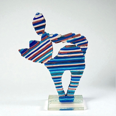 חתול מזכוכית כחולה ואדומה מותכת בעבודת יד