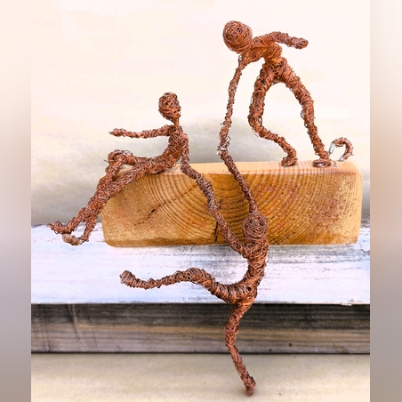 לא תשאר מאחור- פסל מחוטי מתכת בעבודת יד