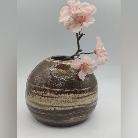 אגרטל בסגנון יפני ליהנות מפרח בודד