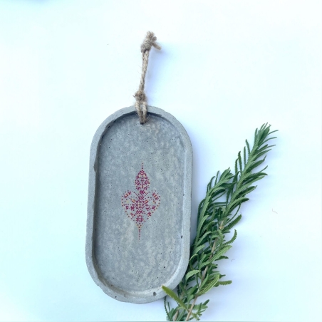 יצירת קיר עשויה מיציקת בטון בעבודת יד