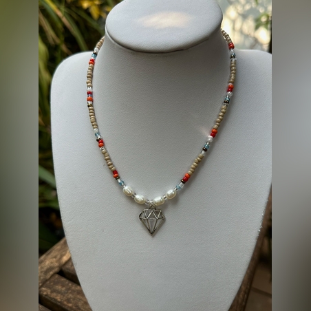 קולאז של חרוזים צבעוניים בשילוב תליון ופנינים